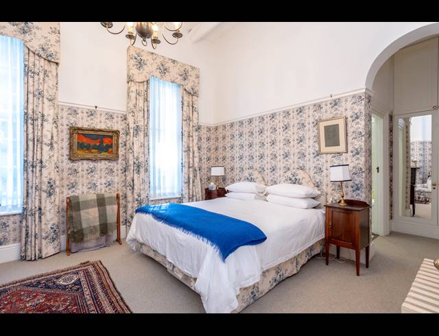 5 BEDROOM FREESTANDING TO LET IN CONSTANTIA